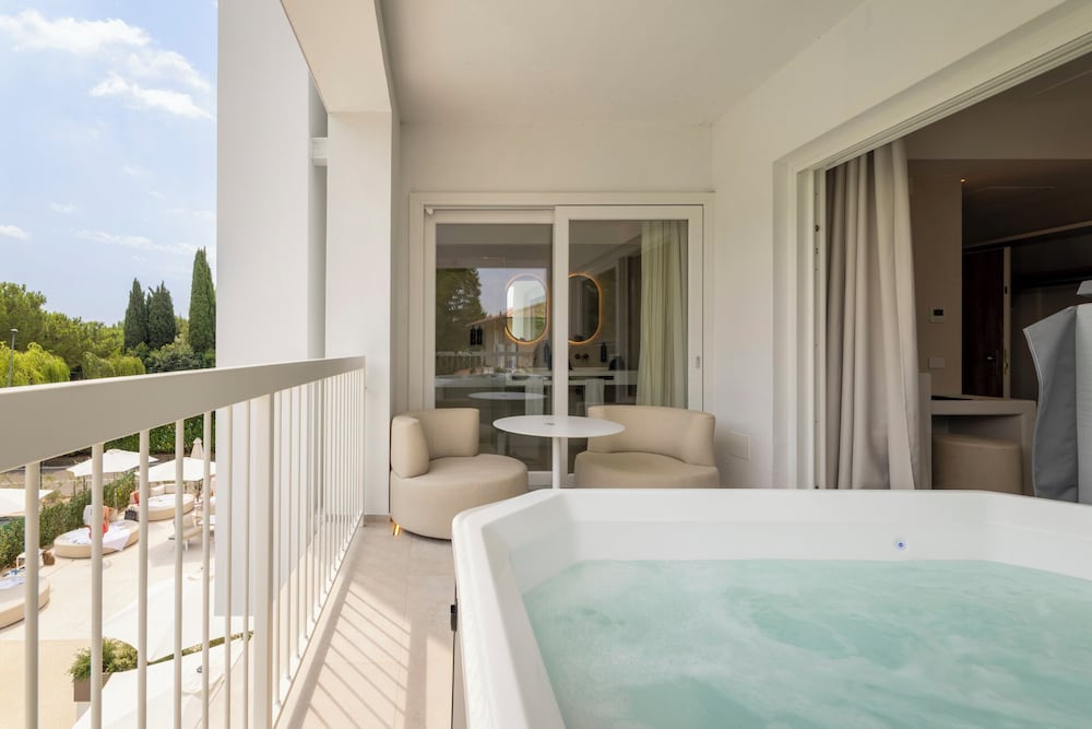 Hi Hotels Sirmione – Heated Lakeview Pool — Hotel rooms in Sirmione, Lombardy