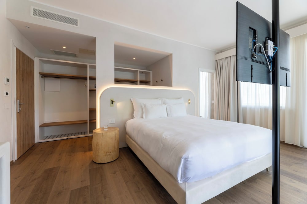 Hi Hotels Sirmione – Heated Lakeview Pool — Hotel rooms in Sirmione, Lombardy