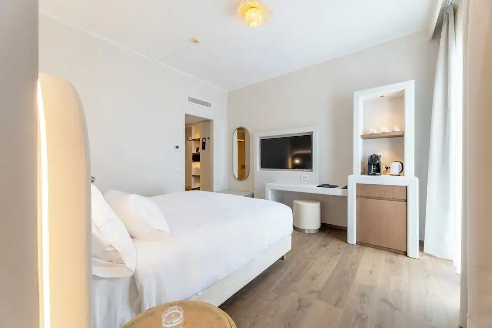 Hi Hotels Sirmione – Heated Lakeview Pool — Hotel rooms in Sirmione, Lombardy