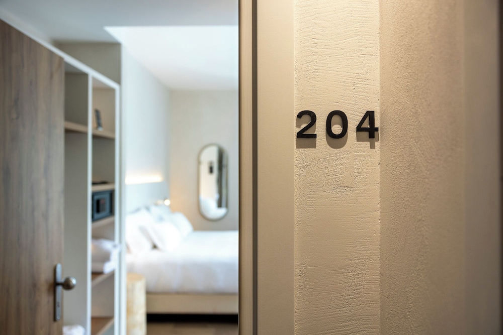 Hi Hotels Sirmione – Heated Lakeview Pool — Hotel rooms in Sirmione, Lombardy
