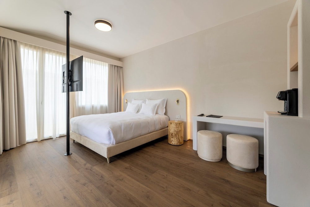 Hi Hotels Sirmione – Heated Lakeview Pool — Hotel rooms in Sirmione, Lombardy