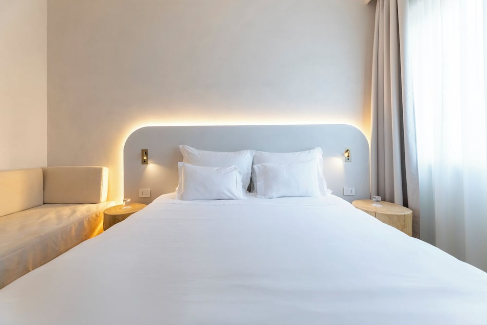 Hi Hotels Sirmione – Heated Lakeview Pool — Hotel rooms in Sirmione, Lombardy