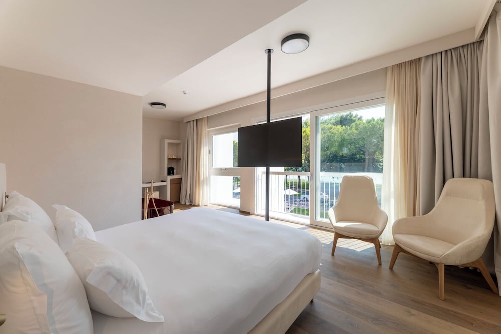 Hi Hotels Sirmione – Heated Lakeview Pool — Hotel rooms in Sirmione, Lombardy