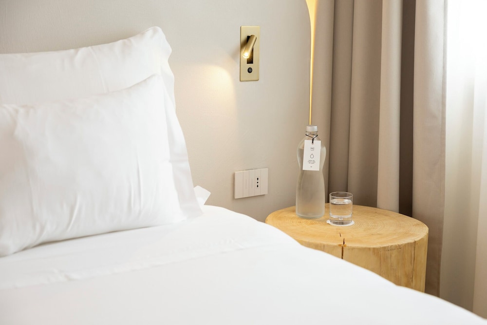 Hi Hotels Sirmione – Heated Lakeview Pool — Hotel rooms in Sirmione, Lombardy