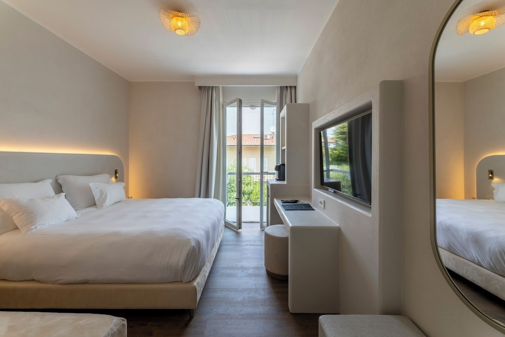 Hi Hotels Sirmione – Heated Lakeview Pool — Hotel rooms in Sirmione, Lombardy