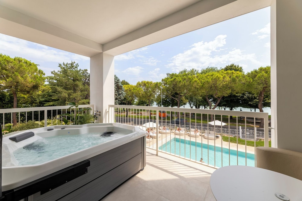 Hi Hotels Sirmione – Heated Lakeview Pool — Spa in Sirmione, Lombardy