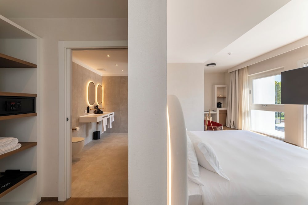 Hi Hotels Sirmione – Heated Lakeview Pool — Hotel rooms in Sirmione, Lombardy