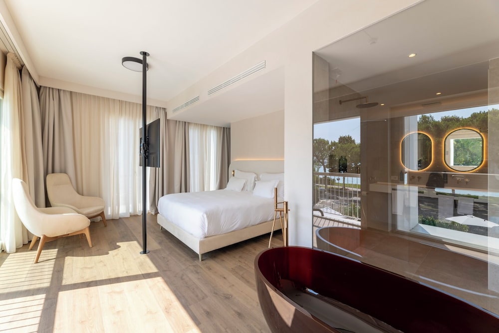 Hi Hotels Sirmione – Heated Lakeview Pool — Hotel rooms in Sirmione, Lombardy