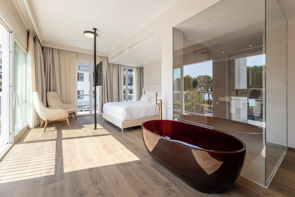 Hi Hotels Sirmione – Heated Lakeview Pool — Hotel rooms in Sirmione, Lombardy