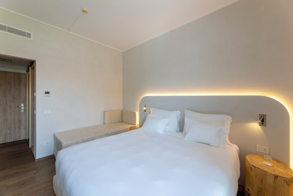 Hi Hotels Sirmione – Heated Lakeview Pool — Hotel rooms in Sirmione, Lombardy