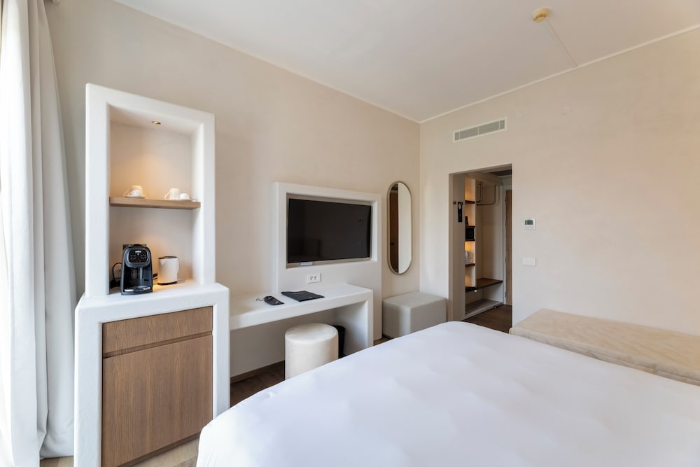 Hi Hotels Sirmione – Heated Lakeview Pool — Hotel rooms in Sirmione, Lombardy