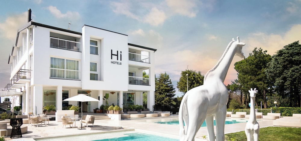Hi Hotels Sirmione – Heated Lakeview Pool — Hotel building in Sirmione, Lombardy