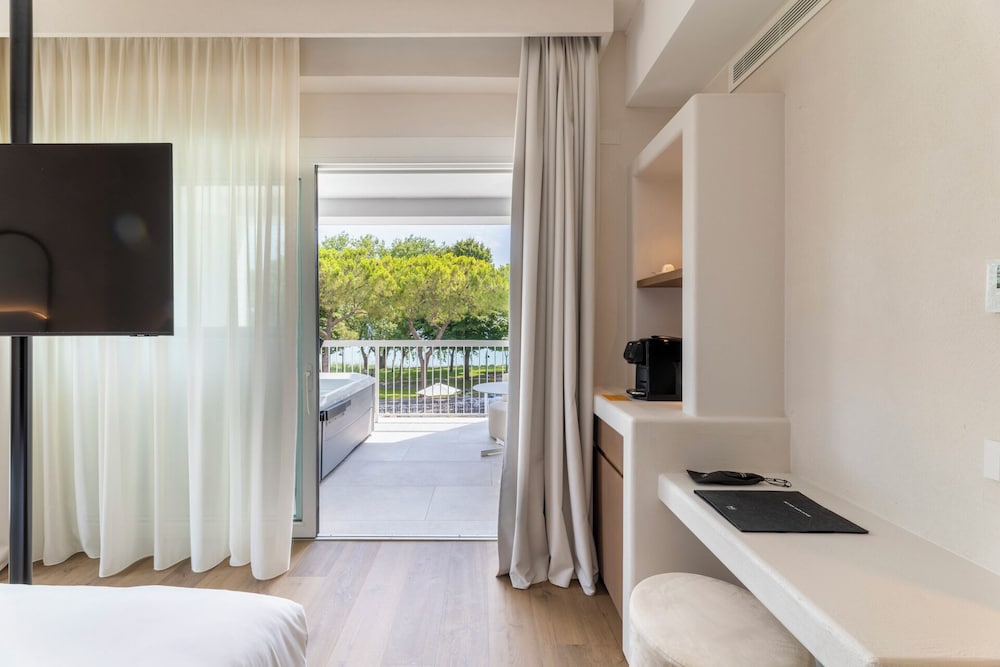 Hi Hotels Sirmione – Heated Lakeview Pool — Hotel rooms in Sirmione, Lombardy