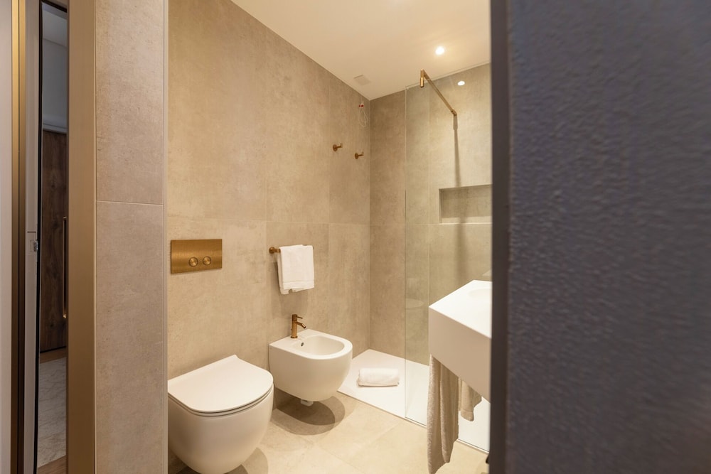 Hi Hotels Sirmione – Heated Lakeview Pool — Hotel rooms in Sirmione, Lombardy