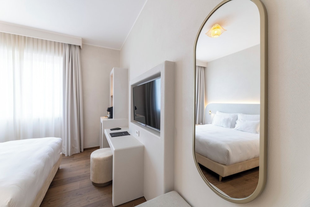 Hi Hotels Sirmione – Heated Lakeview Pool — Hotel rooms in Sirmione, Lombardy
