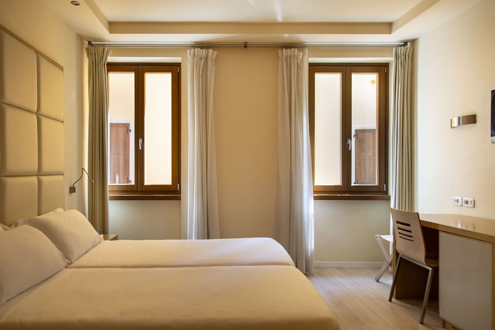 Hotel Antico Borgo — Hotel rooms in Riva del Garda, Trentino-Alto Adige