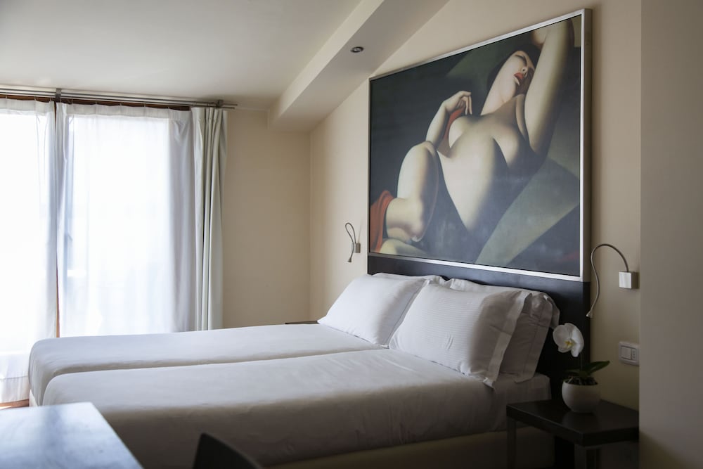 Hotel Antico Borgo — Hotel rooms in Riva del Garda, Trentino-Alto Adige