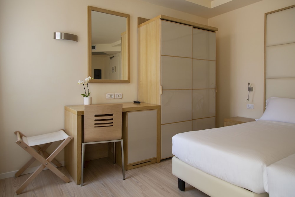 Hotel Antico Borgo — Hotel rooms in Riva del Garda, Trentino-Alto Adige