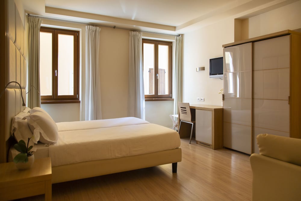 Hotel Antico Borgo — Hotel rooms in Riva del Garda, Trentino-Alto Adige