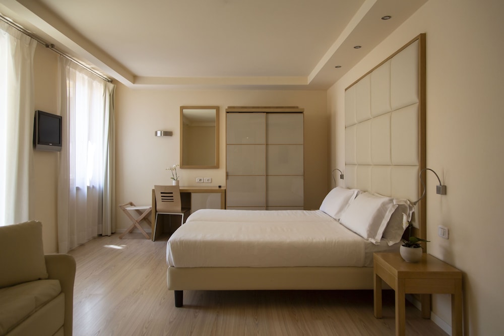 Hotel Antico Borgo — Hotel rooms in Riva del Garda, Trentino-Alto Adige