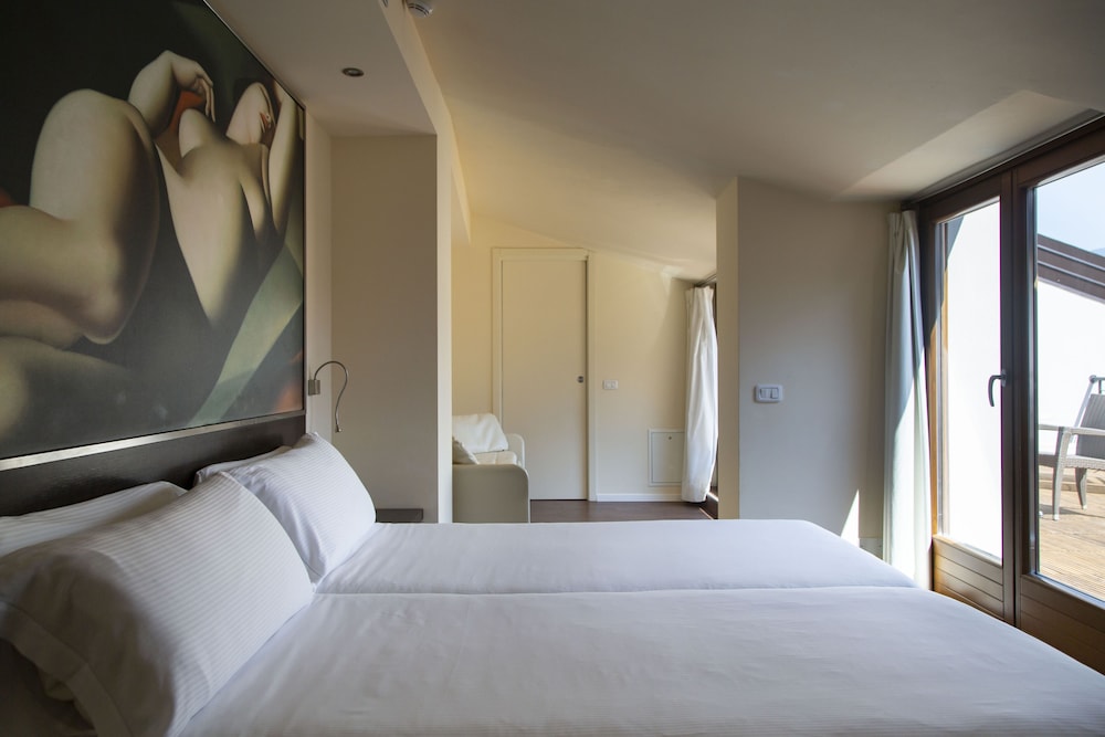 Hotel Antico Borgo — Hotel rooms in Riva del Garda, Trentino-Alto Adige
