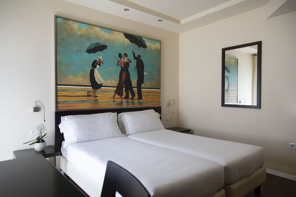 Hotel Antico Borgo — Hotel rooms in Riva del Garda, Trentino-Alto Adige