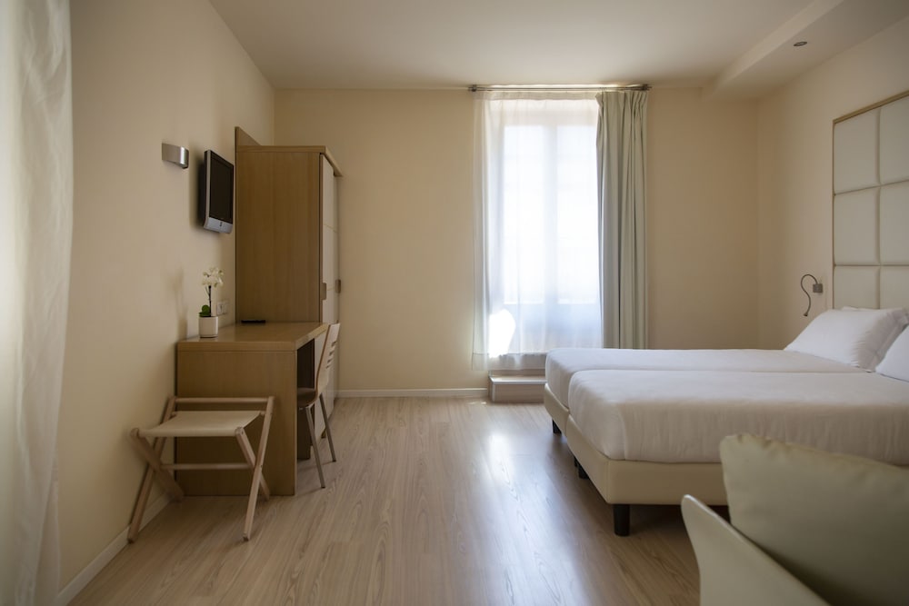Hotel Antico Borgo — Hotel rooms in Riva del Garda, Trentino-Alto Adige