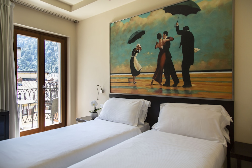 Hotel Antico Borgo — Hotel rooms in Riva del Garda, Trentino-Alto Adige