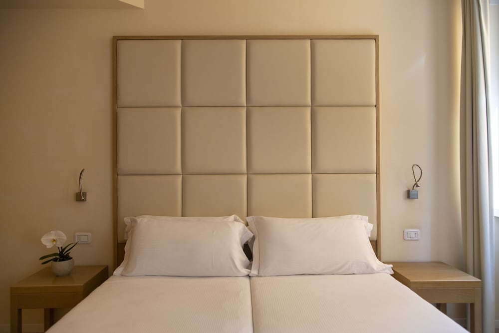 Hotel Antico Borgo — Hotel rooms in Riva del Garda, Trentino-Alto Adige