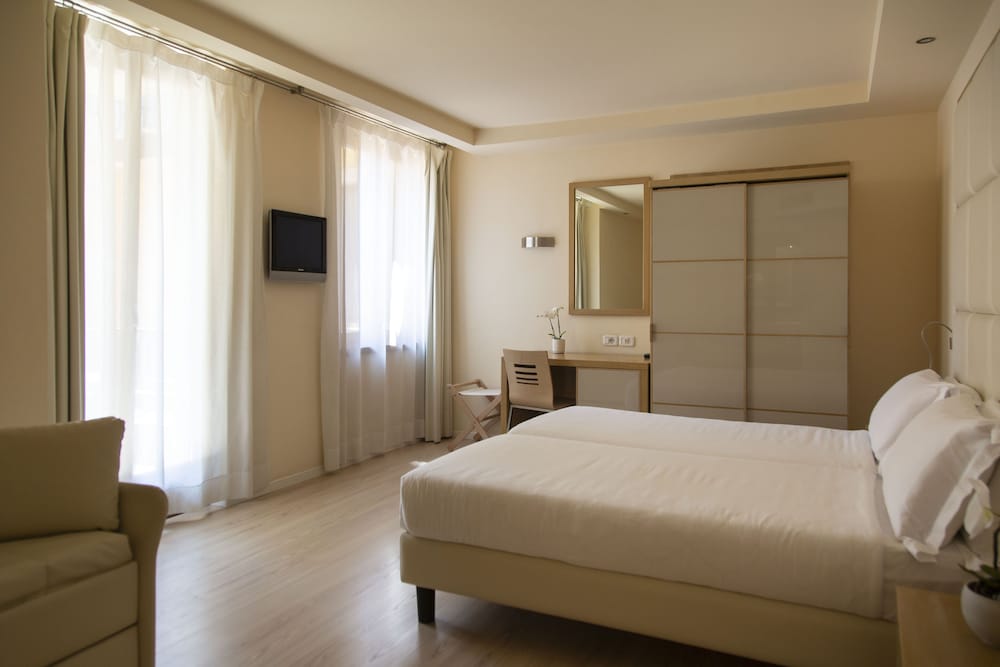 Hotel Antico Borgo — Hotel rooms in Riva del Garda, Trentino-Alto Adige