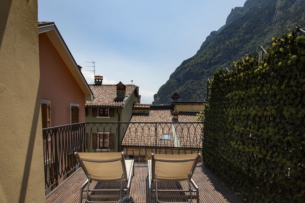 Hotel Antico Borgo — Hotel rooms in Riva del Garda, Trentino-Alto Adige