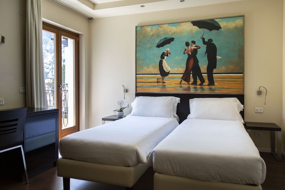 Hotel Antico Borgo — Hotel rooms in Riva del Garda, Trentino-Alto Adige