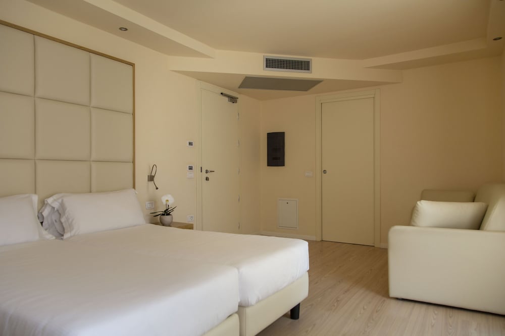 Hotel Antico Borgo — Hotel rooms in Riva del Garda, Trentino-Alto Adige