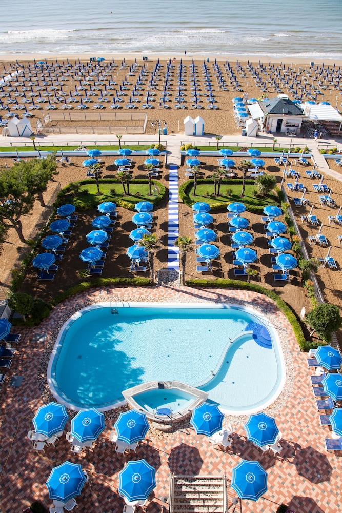 Regent's Hotel — Swimming pool in Jesolo, Veneto