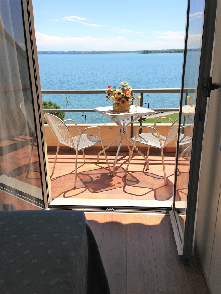 Hotel Ca' Serena — Hotel rooms in Sirmione, Lombardy
