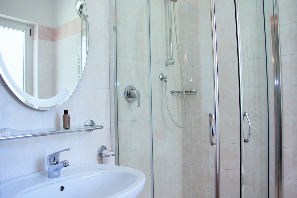 Hotel Ca' Serena — Hotel rooms in Sirmione, Lombardy