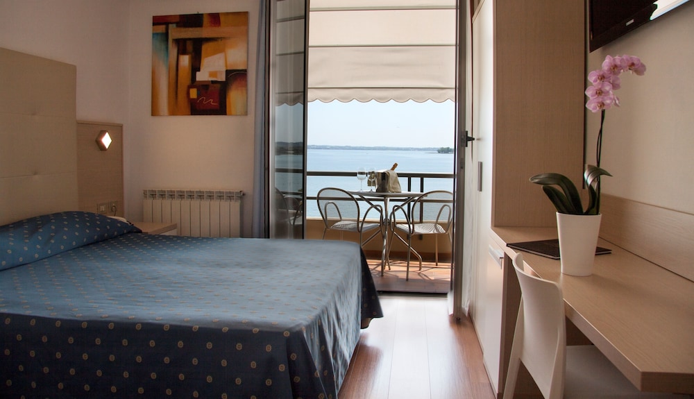 Hotel Ca' Serena — Hotel rooms in Sirmione, Lombardy