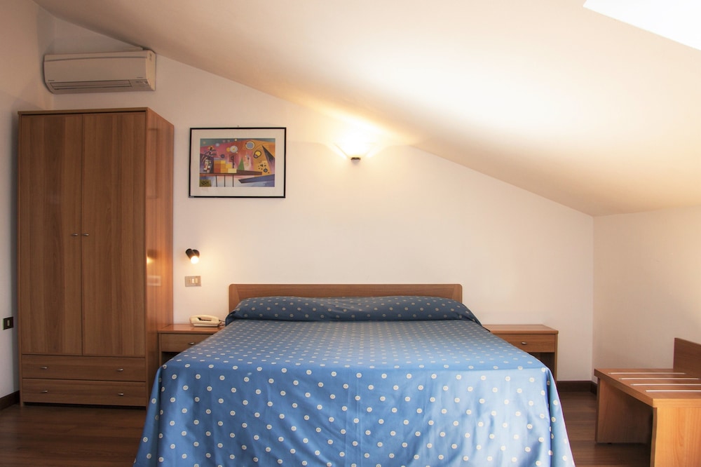Hotel Ca' Serena — Hotel rooms in Sirmione, Lombardy