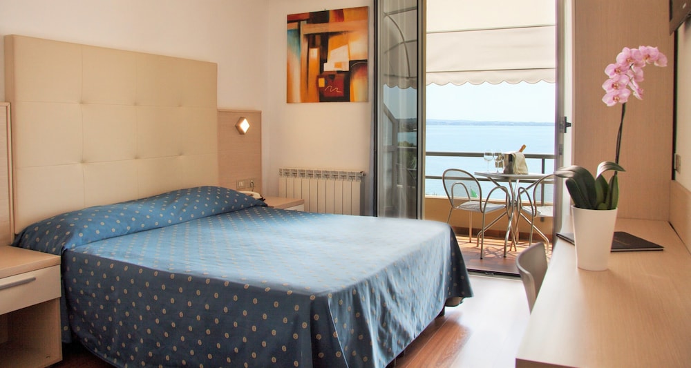 Hotel Ca' Serena — Hotel rooms in Sirmione, Lombardy