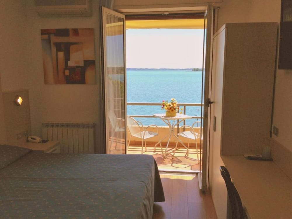 Hotel Ca' Serena — Hotel rooms in Sirmione, Lombardy