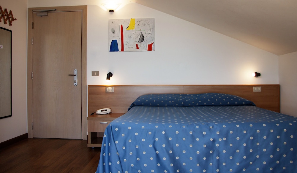 Hotel Ca' Serena — Hotel rooms in Sirmione, Lombardy