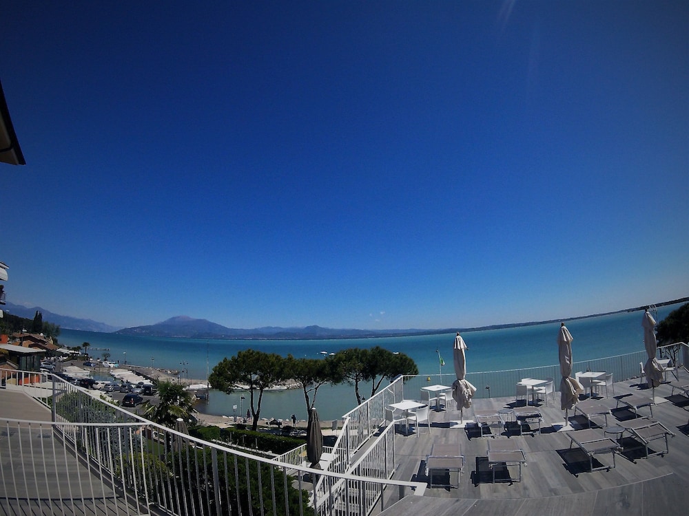Hotel Ca' Serena — Hotel rooms in Sirmione, Lombardy