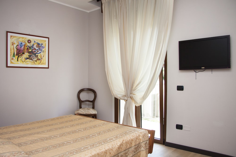 Hotel Ca' Serena — Hotel rooms in Sirmione, Lombardy