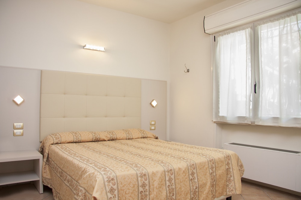 Hotel Ca' Serena — Hotel rooms in Sirmione, Lombardy