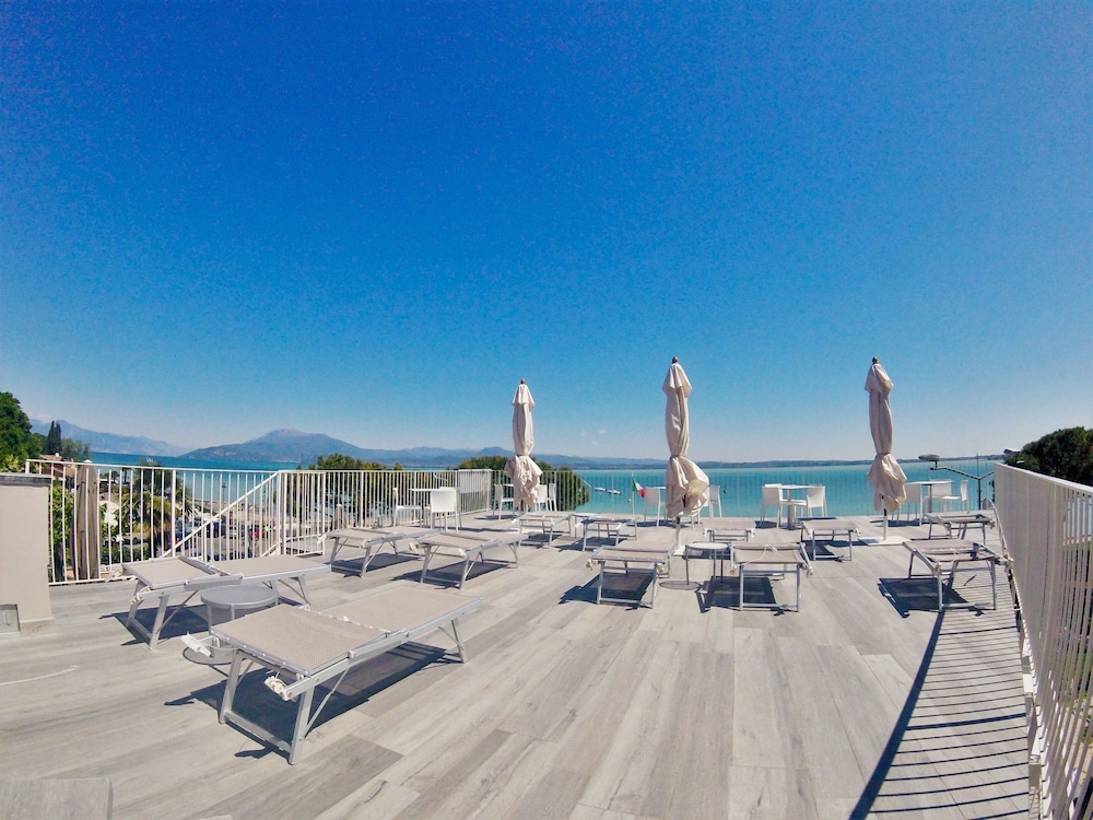 Hotel Ca' Serena — Swimming pool in Sirmione, Lombardy