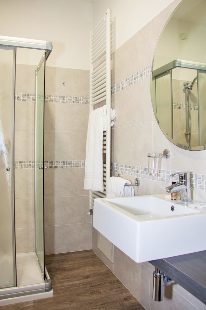 Hotel Ca' Serena — Hotel rooms in Sirmione, Lombardy