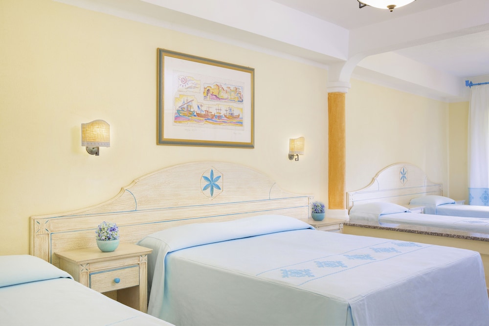 Club Hotel Marina Beach — Hotel rooms in Orosei, Sardinia