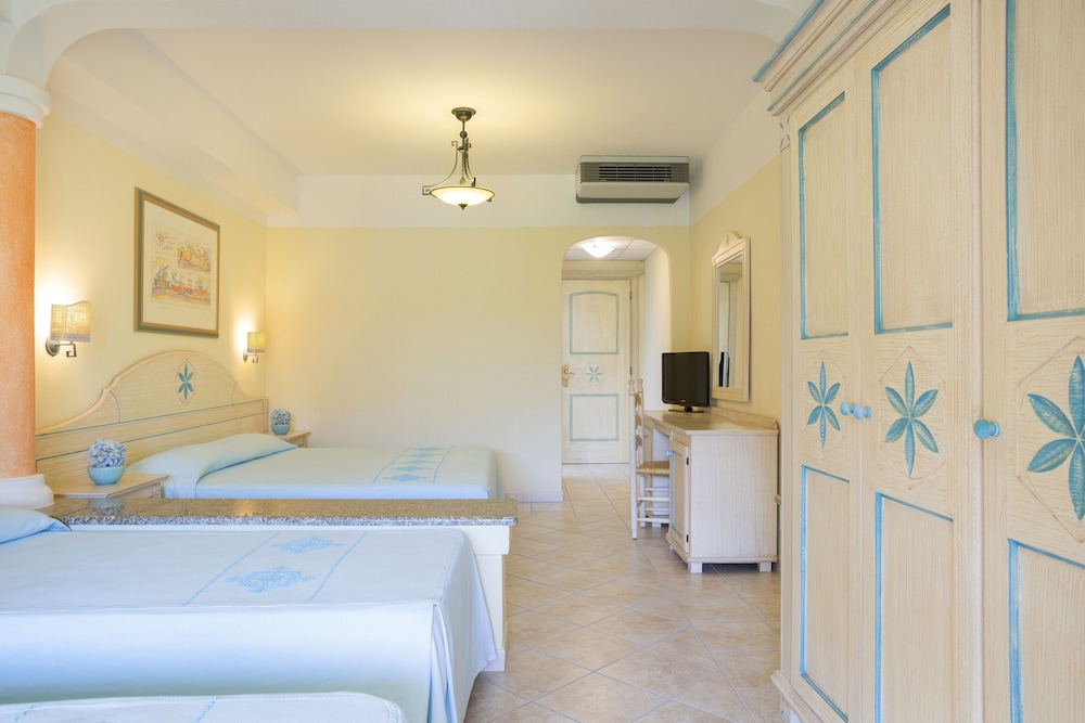 Club Hotel Marina Beach — Hotel rooms in Orosei, Sardinia