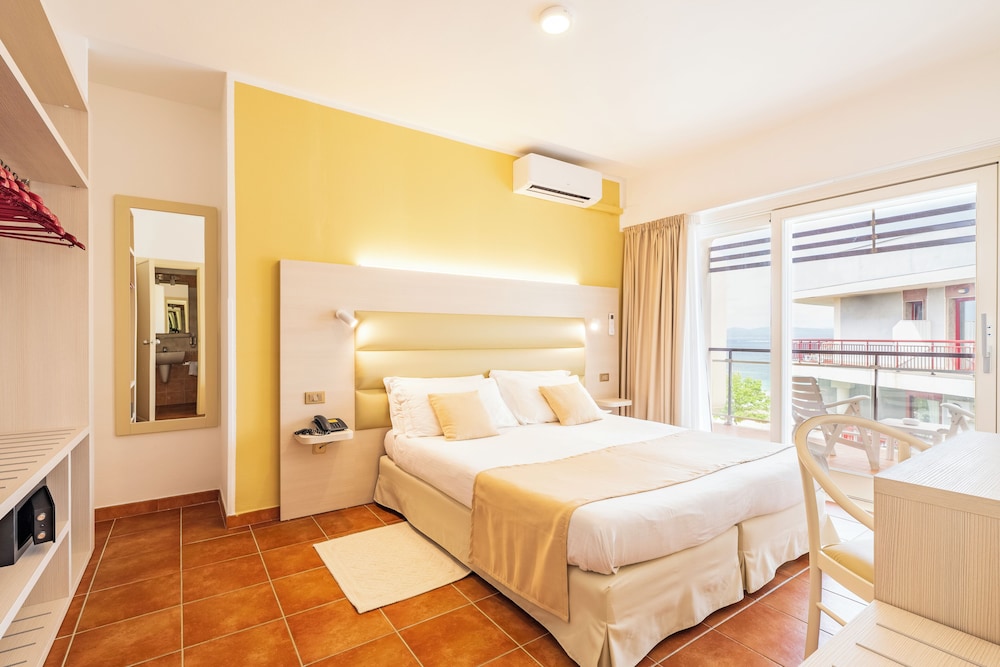 Hotel Florida — Hotel rooms in Alghero, Sardinia