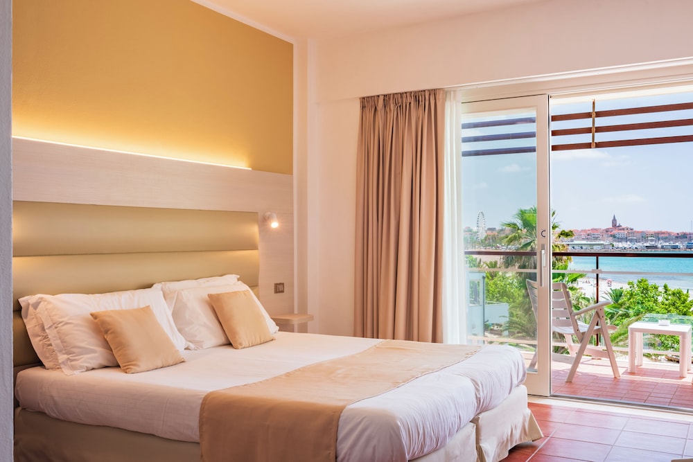 Hotel Florida — Hotel rooms in Alghero, Sardinia